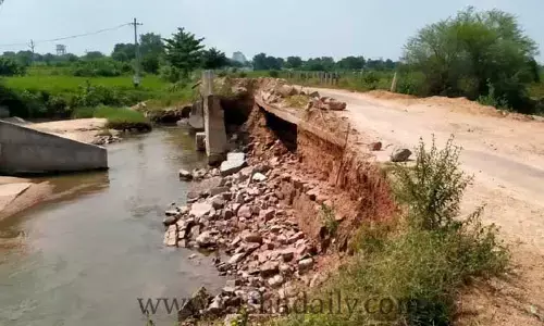 ప్రమాదం అంచున ఆ ఊరి వంతెన