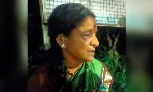 బస్ స్టాప్ లో చైన్ స్నాచింగ్