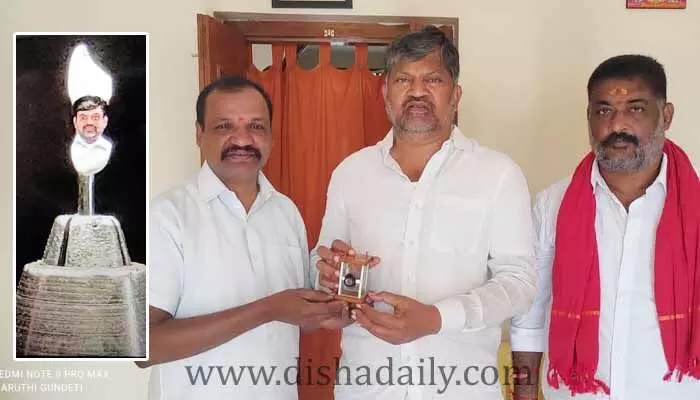 బియ్యపు గింజపై TRS MLC ఎల్.రమణ రూపం బియ్యపు గింజపై TRS MLC ఎల్.రమణ రూపం