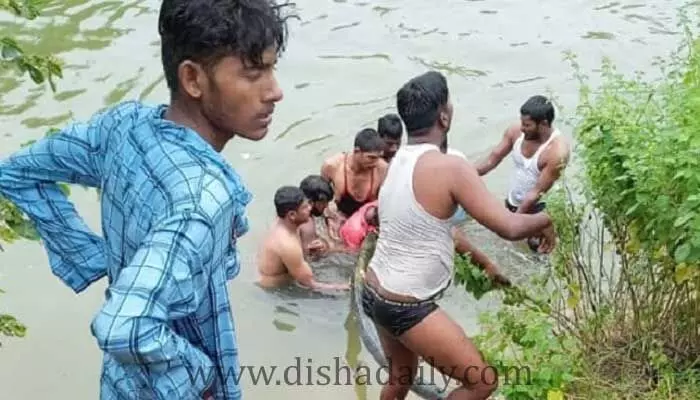 కాలకృత్యాలు తీర్చుకోవడానికి వెళ్లిన యువకుడు ఏమయ్యాడో తెలుసా.. కాలకృత్యాలు తీర్చుకోవడానికి వెళ్లిన యువకుడు ఏమయ్యాడో తెలుసా..