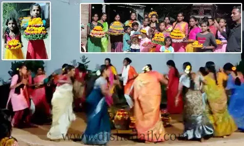 తెలంగాణల పుట్టి.. పూల పల్లకి ఎక్కి (వీడియో)