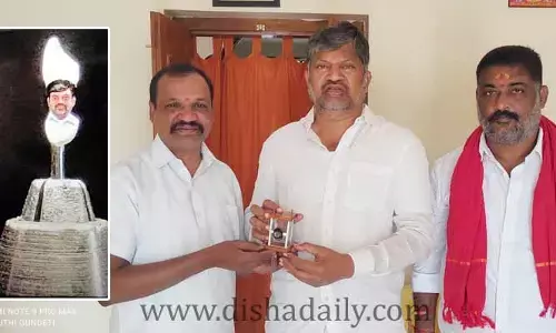బియ్యపు గింజపై TRS MLC ఎల్.రమణ రూపం