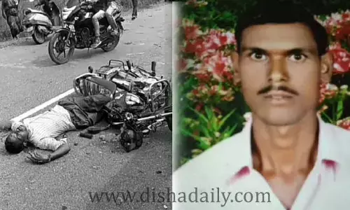 ఆగి ఉన్న లారీని ఢీకొన్న ద్విచక్రవాహనం.. ఒకరు మృతి
