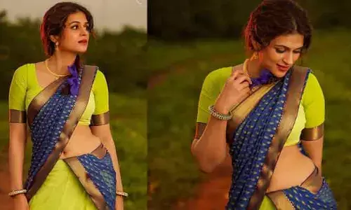 పదహారేళ్ల పాపలా మూస్తాబైన Shraddha Das.. నాభీ అందాలు చూపిస్తూ