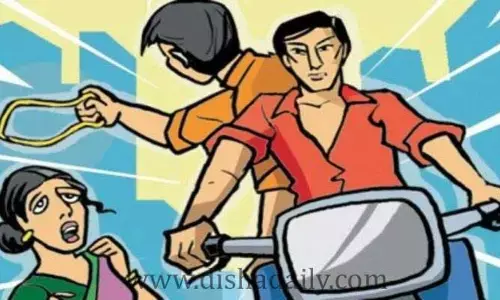 బైక్ పై వెళ్తూ అలా చేశాడు..