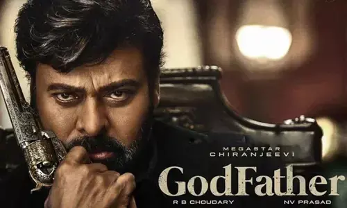 థియేటర్‌లో రచ్చ చేసిన చిరు ఫ్యాన్స్.. బాణసంచా కాల్చుతూ