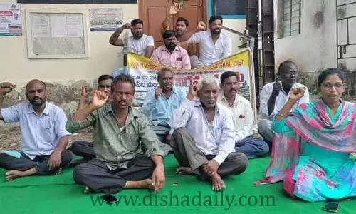 తహసీల్దార్ కార్యాలయానికి తాళం వేసిన వీఆర్ఏలు