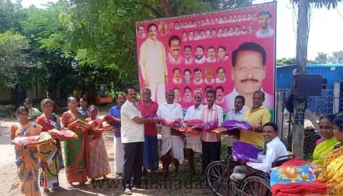నిరుపేదలకు అండగా ఉంటా.. మార్కెట్ కమిటీ డైరెక్టర్ పురం రాజమౌళి నిరుపేదలకు అండగా ఉంటా.. మార్కెట్ కమిటీ డైరెక్టర్ పురం రాజమౌళి