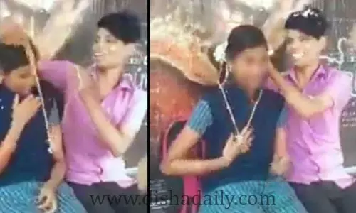సంచలనం: బస్టాండ్‌లో తాళి కట్టిన యువకుడు (వీడియో)