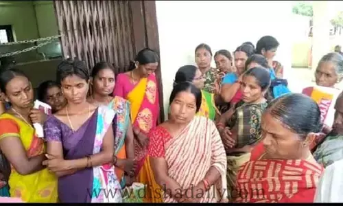 మా బంగారం మాకు కావాలి.. మహిళల ఆందోళన..