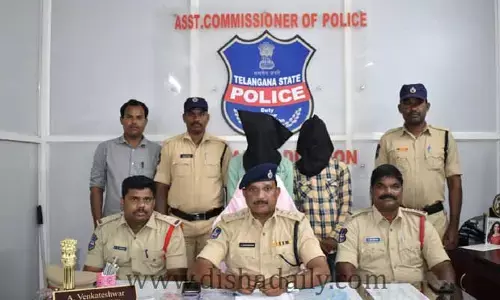 వృద్ధుడిని దోచారు..అడ్డంగా దొరికారు..