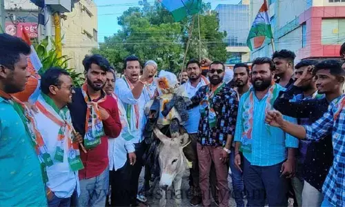 గాడిద పై కోమటి రెడ్డి రాజగోపాల్ రెడ్డి దిష్టి బొమ్మ ఊరేగింపు
