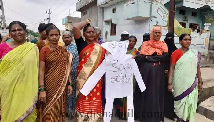 బోధన్ లో కేంద్ర మంత్రి నిర్మల సీతారామన్ దిష్టిబొమ్మ దహనం బోధన్ లో కేంద్ర మంత్రి నిర్మల సీతారామన్ దిష్టిబొమ్మ దహనం