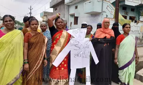 బోధన్ లో కేంద్ర మంత్రి నిర్మల సీతారామన్ దిష్టిబొమ్మ దహనం