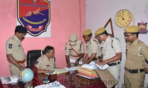 హోంగార్డ్స్ కార్యాలయాన్ని తనిఖీ చేసిన హోం గార్డ్ కమాండెంట్