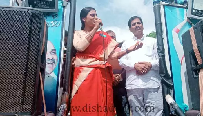 YSR బిడ్డగా ఆ హామీలన్నీ నెరవేరుస్తా.. నన్ను ఆశీర్వదించండి YSR బిడ్డగా ఆ హామీలన్నీ నెరవేరుస్తా.. నన్ను ఆశీర్వదించండి