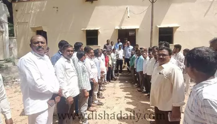 విధుల్లో చేరిన వీఆర్ఏలు విధుల్లో చేరిన వీఆర్ఏలు