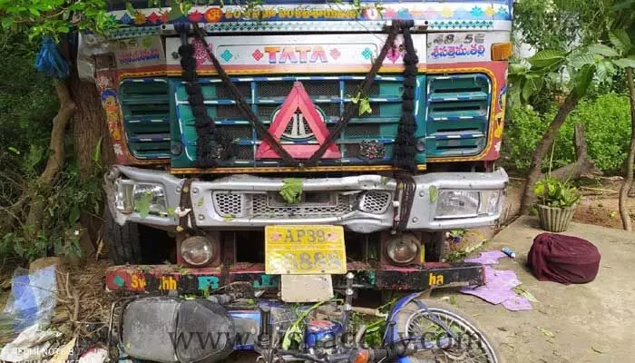 అతివేగంతో అదుపు తప్పిన లారీ.. ఏం జరిగిందో తెలుసా.. అతివేగంతో అదుపు తప్పిన లారీ.. ఏం జరిగిందో తెలుసా..