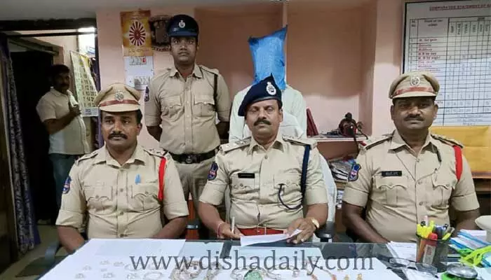 పాత నేరస్తున్ని పట్టించిన చెప్పులు పాత నేరస్తున్ని పట్టించిన చెప్పులు