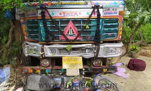 అతివేగంతో అదుపు తప్పిన లారీ.. ఏం జరిగిందో తెలుసా..