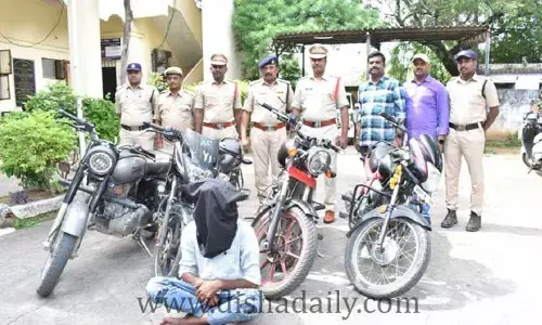 ఇద్దరు బైక్ దొంగల అరెస్ట్