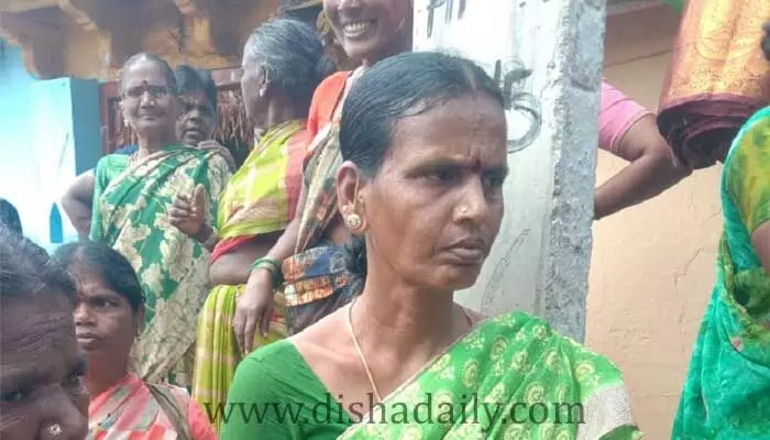 అమ్మవారి పుస్తెలు దొంగిలిస్తూ పట్టుబడ్డ మహిళ అమ్మవారి పుస్తెలు దొంగిలిస్తూ పట్టుబడ్డ మహిళ