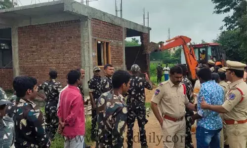 అక్రమ నిర్మాణాలపై మున్సిపాలిటీ కొరడా