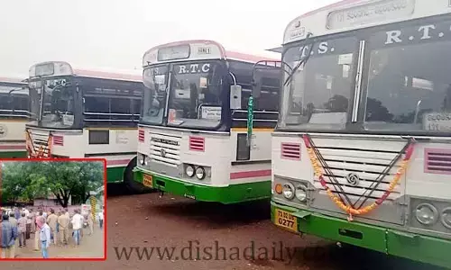 ఆర్టీసీలో మెరుపు సమ్మె.. అద్దె బస్సు డ్రైవర్ల ఆందోళన