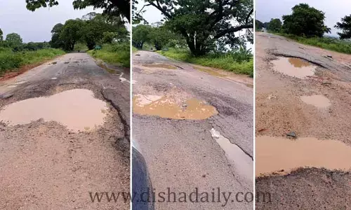 అస్తవ్యస్తంగా రోడ్లు .. ప్రాణాలు అరచేతిలో పెట్టుకొని ప్రయాణం!