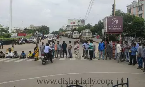 కార్మికుడి మరణానికి వారే బాధ్యత వహించాలి : బి.మధు