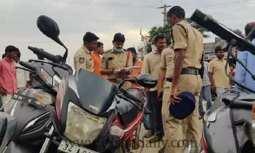 నెంబర్ ప్లేట్ లేని వాహనాలు సీజ్