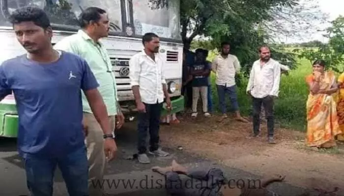 బస్సు, ద్విచక్ర వాహనం ఢీ.. యువకుడు మృతి బస్సు, ద్విచక్ర వాహనం ఢీ.. యువకుడు మృతి