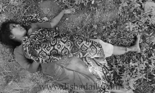 గుర్తుతెలియని వాహనం ఢీకొని వివాహిత మృతి