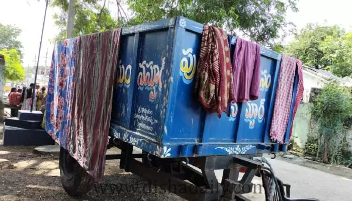 ఈ ట్రాక్టర్ ట్రాలి చెత్త సేకరణకా... బట్టలు ఆరేసేందుకా..? ఈ ట్రాక్టర్ ట్రాలి చెత్త సేకరణకా... బట్టలు ఆరేసేందుకా..?