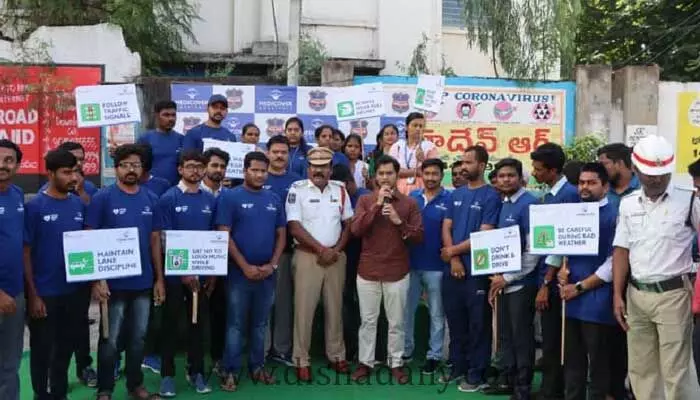 రోడ్డు ప్రమాదాలపై ప్రజలకు అవగాహన రోడ్డు ప్రమాదాలపై ప్రజలకు అవగాహన