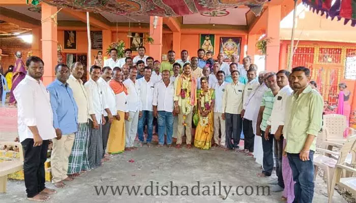అనాధ పిల్లపెళ్లి చేసి మానవత్వం చాటుకున్న గ్రామస్తులు అనాధ పిల్లపెళ్లి చేసి మానవత్వం చాటుకున్న గ్రామస్తులు