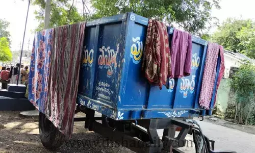 ఈ ట్రాక్టర్ ట్రాలి చెత్త సేకరణకా... బట్టలు ఆరేసేందుకా..?