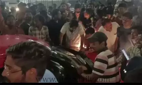 ఓ వ్యక్తిని నడిరోడ్డు పై చెప్పుతో కొట్టిన మహిళ..ఎందుకో తెలుసా