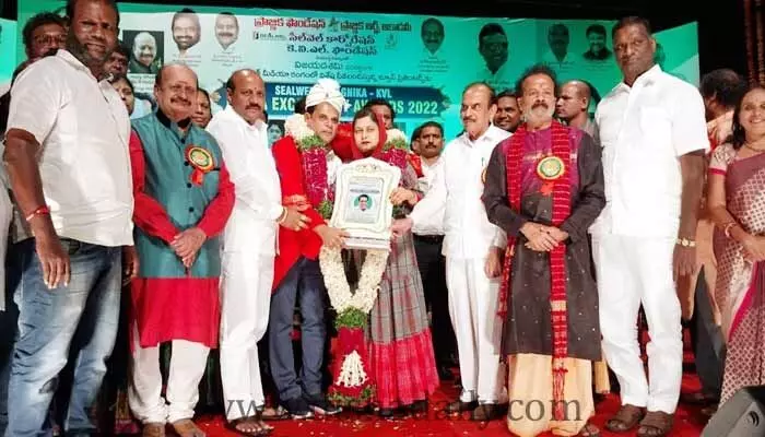 TNGO అధ్యక్షుడ్ని సత్కరించిన తెలంగాణ హోంమంత్రి TNGO అధ్యక్షుడ్ని సత్కరించిన తెలంగాణ హోంమంత్రి