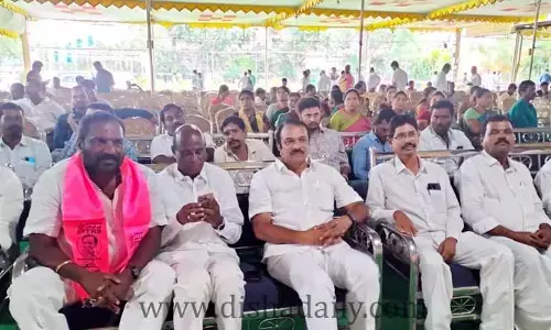మునుగోడు ఎఫెక్ట్: వనస్థలిపురంలో వాళ్లకు టీఆర్ఎస్ విందు!