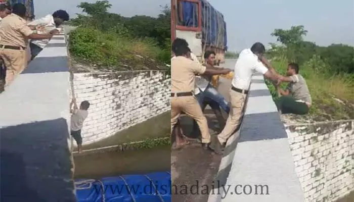 వరద నీటిలో చిక్కుకున్న లారీ వరద నీటిలో చిక్కుకున్న లారీ