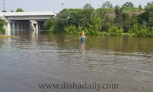 నీట మునిగిన పెద్ద గోల్కొండ టోల్ ప్లాజా