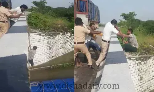 వరద నీటిలో చిక్కుకున్న లారీ