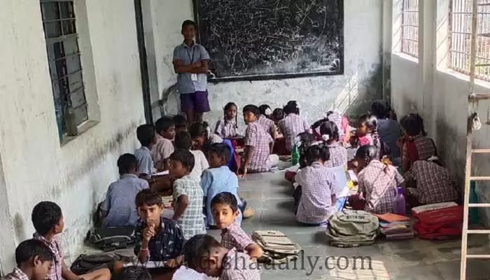 8 తరగతులు..ఇద్దరే టీచర్లు.. 8 తరగతులు..ఇద్దరే టీచర్లు..