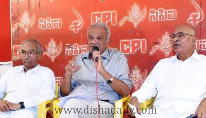 కాంగ్రెస్ను పక్కన పెట్టి పోరాటం చేయలేం: సీపీఐ నారాయణ కాంగ్రెస్ను పక్కన పెట్టి పోరాటం చేయలేం: సీపీఐ నారాయణ