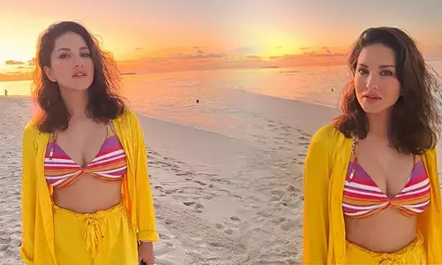 Sunny leone sexy beach vibes at maldives