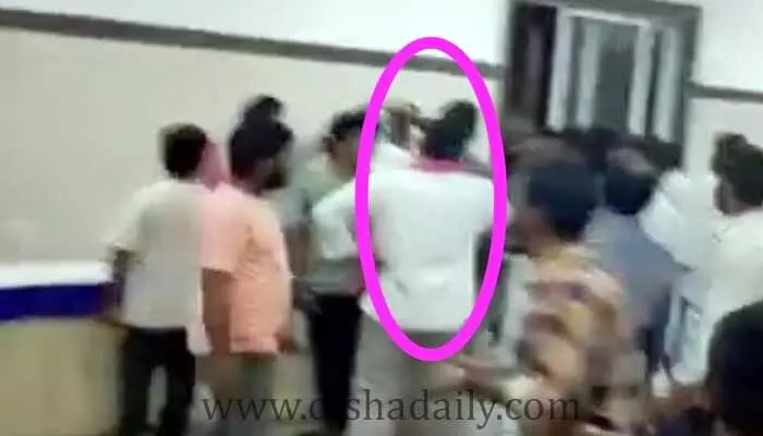 పచ్చని పల్లెలో ఉప ఎన్నిక చిచ్చు.. తాగుడు కోసం కొట్టుకున్న నేతలు! పచ్చని పల్లెలో ఉప ఎన్నిక చిచ్చు.. తాగుడు కోసం కొట్టుకున్న నేతలు!
