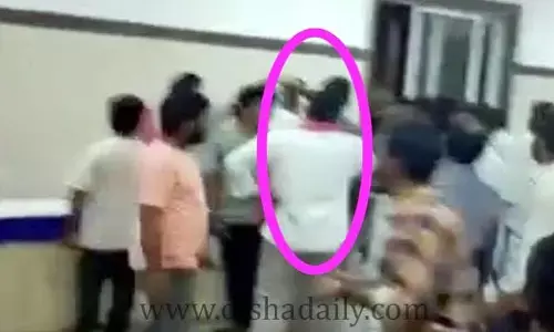పచ్చని పల్లెలో ఉప ఎన్నిక చిచ్చు.. తాగుడు కోసం కొట్టుకున్న నేతలు!