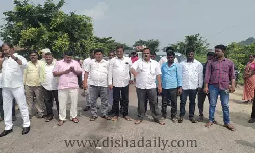 మూడు గ్రామాల ప్రజలు రాస్తారోకో.. ఎందుకో తెలుసా..