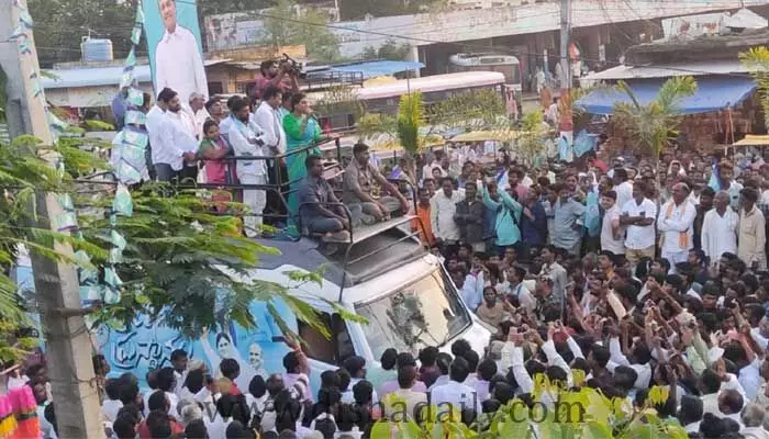 బైంసాలో వైఎస్ షర్మిల ప్రజాప్రస్థాన యాత్ర బైంసాలో వైఎస్ షర్మిల ప్రజాప్రస్థాన యాత్ర